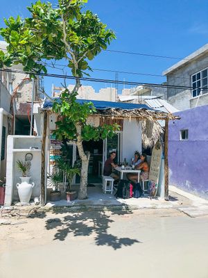 Small outdoor seating area at Com Amor in Holbox