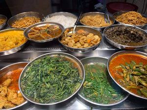 Buffet spread. Photo by Henry Lau aka Mr Purple at Huang Xuan Vegetarian 皇轩素 - Toa Payoh in Central Singapore