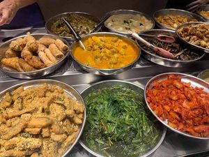 Buffet spread. Photo by Henry Lau aka Mr Purple at Huang Xuan Vegetarian 皇轩素 - Toa Payoh in Central Singapore