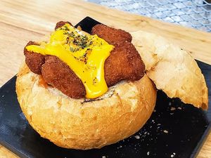 Vegetarian Cheese Chicken Nugget Tomato Basil Sauce Farmer Bun 芝士雞寶蕃茄羅勒醬農夫包 at Sofia 素菲亞 in Kowloon