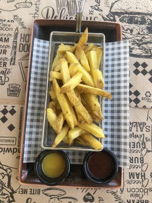Just ordered Potato Chips before looking at the Menu as didn’t expect to have many vegan options but was pleasantly surprised! Chips and Dips both delicious 😋  at Albi in Nerja