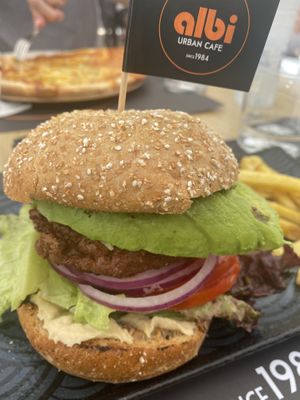 Green burger con beyond meat, avocado, hummus, pomodori e insalata  at Albi in Nerja