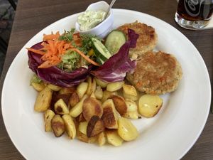 Weiße Bohnen Frikadellen mit Salat und Bratkartoffeln  at Ratskeller Oldenburg in Oldenburg