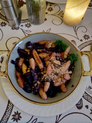 Schupfnudeln mit gebratenem Rotkohl und caramelisierten Walnüssen #Veganuary at Ratskeller Oldenburg in Oldenburg