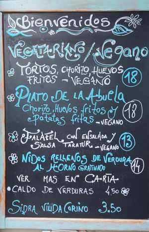 nuevas opciones veganas a diario, platos tradicionales de la gastronomía asturiana, 
ensaladilla rusa vegana, con su huevo y atún vegano, delicioso. at Bar Caleya Indi in Colunga