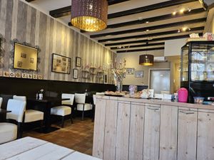  at GluutlooZ & Zo in Brielle