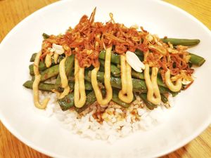 Vainas salteadas con salsa de cacahuete, arroz blanco y chalotas fritas at Orburu Taberna in San Sebastian