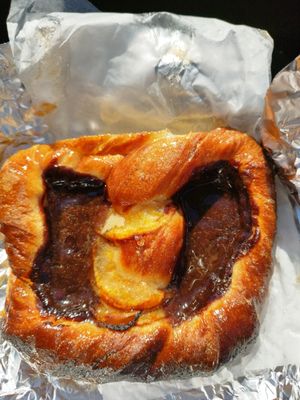 Raquetas de cacao (foto), rollitos de cacao y tarta de manzana. at Romeo Panaderia in Navarra