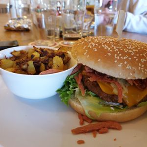 Veganer Burger mit Bratkartoffeln at Gasthaus Hoh in Memmelsdorf