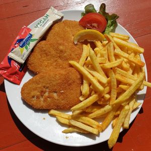 Veganes Schnitzel mit Pommes at Gasthaus Hoh in Memmelsdorf