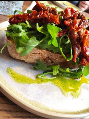 Брускета с вялеными помидорами, авакадо и рукколой (убрала яйцо) at Gnezdo in Tula