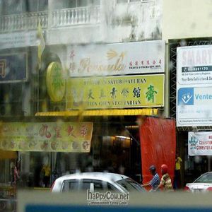Front of restaurant (snapped from bus) at Tien Chen Vegetarian Restaurant 天真素食館 in Penang