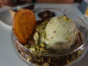Mouse de tarta de castañas y cacao y helado de pistacho at Luleå in Alicante