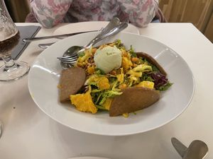 Ensalada de seitan con helado de aguacate  at Luleå in Alicante