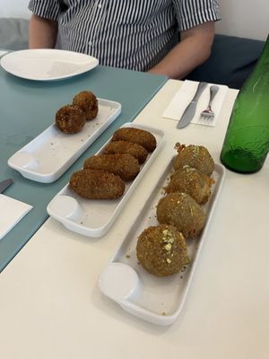 Croquetas de roquefort (vegetarianas), boletus y alcachofa (veganas)  at Luleå in Alicante