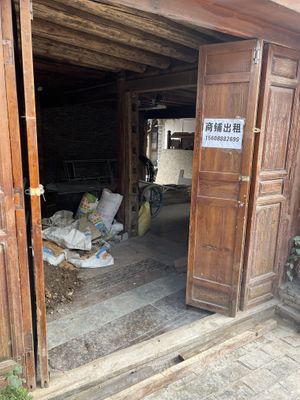 Closed — that’s a for lease sign on the door   at Planet Vegan Bistro in Lijiang