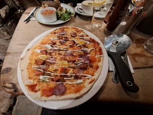 Vegan pizza at The Oak Tree Inn in Balmaha