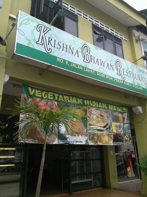 street sign and entrance at Krishna Bhawan Restaurant in Ipoh