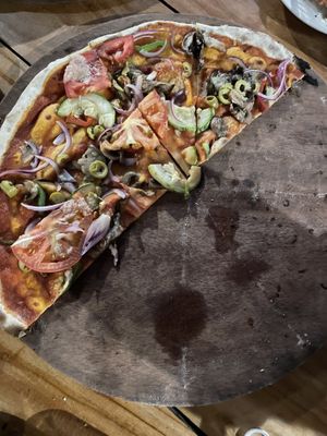 Mediterranean veggie pizza without cheese = YUM! If you want a vegan cheese pizza you can go to Luv Burger. I say so to both!! Both are delicious!❤️ at La Luna in Nosara