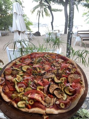 Mediterranean veggie pizza without cheese…ocean I’m back ground = epic dinner sunsets😍 at La Luna in Nosara