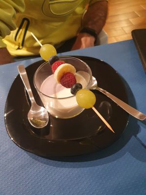 Iogur de Arandanos con froita at Espaço Vivo S Coop Galega in Redondela