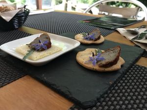 Petisco (queixo de anacardos afumado de elaboración propia sobre bolacha de chía)   at Espaço Vivo S Coop Galega in Redondela