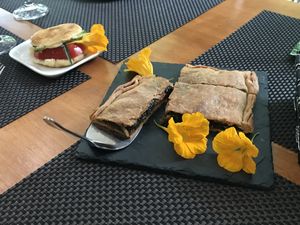 Empada de kale negro e chourizo vegano xunto con arepa de aguacate, tomate e untábel vegano  at Espaço Vivo S Coop Galega in Redondela