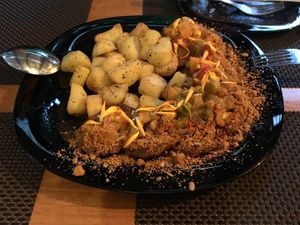 Patacas e medallóns de soia en salsa con verduras guisadas e farofa de froitos secos  at Espaço Vivo S Coop Galega in Redondela