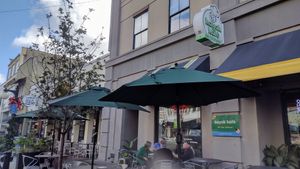 Outdoor seating on sidewalk at Kayak Kafe - Broughton in Savannah