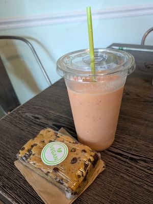 Georgia Peach Sunrise smoothie and vegan blondie at Kayak Kafe - Broughton in Savannah