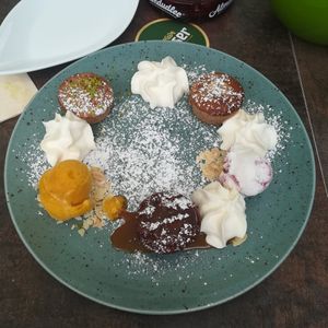 Vegan dessert: chocolate cake with caramel, almond-cinnamon cake, orange cake, mango ice cream and coconut ice cream with plant-based whipped cream at Landhaus Hazienda in Villach