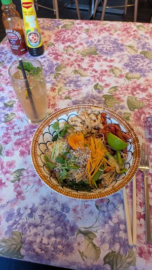 Sukhothai Noodles and Ginger Iced Tea at Thai Vegan Kitchen in Helsinki