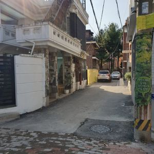 down this alley on right at Sunny House - 써니브레드 in Seoul