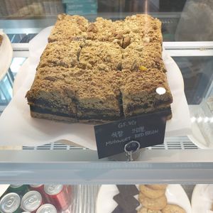 mugwort red bean at Sunny House - 써니브레드 in Seoul