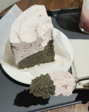 Red Bean Mugwort Cake - close-up at Sunny House - 써니브레드 in Seoul