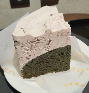 Red Bean Mugwort Cake at Sunny House - 써니브레드 in Seoul