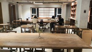 interior of location - seating area (2nd floor) at Sunny House - 써니브레드 in Seoul