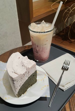 red bean mugwort cake and strawberry soy latte at Sunny House - 써니브레드 in Seoul