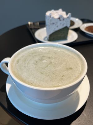 Mugwort latte   at Sunny House - 써니브레드 in Seoul
