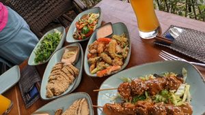 Seitanspieße mit Erdnuss, Ente kross, Tempura Gemüse, Algensalat, Wok-Gemüse at ChayArt in Berlin