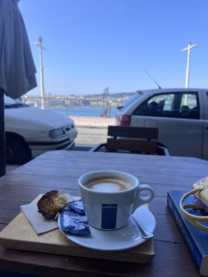 Café con leche avena   at Nova Lúa Chea in A Coruna