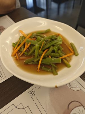 Crunchy salad at Yuebinlou in Milan