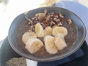 Spiced oatmeal with nuts and bananas  at Karakter in Willemstad