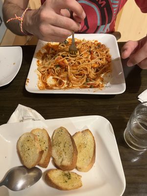 Garlic bread and I can’t remember the name of this pasta :( at Simple Joy in Honolulu