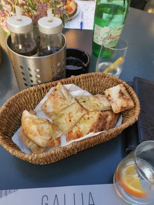 Knoblauchbrot at Restoran Galija in Crikvenica