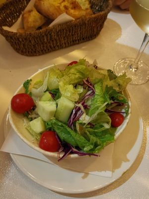 Gemischter Salat, mit Essig & Öl (keine Geschmacksexplosion) at Restoran Galija in Crikvenica