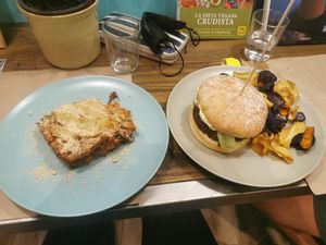 Lasagne und Burger, beides sehr lecker. at El Med Veg in Tenerife