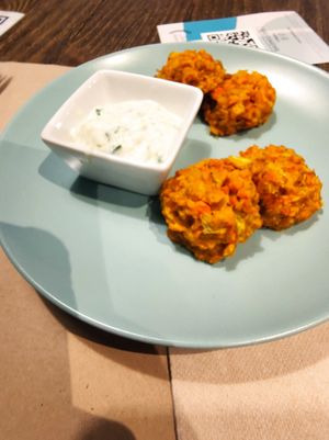 Falafel con salsa fzazaki at El Med Veg in Tenerife