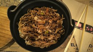 Yakisoba vegetal at El Cuenco Dorado in Burgos