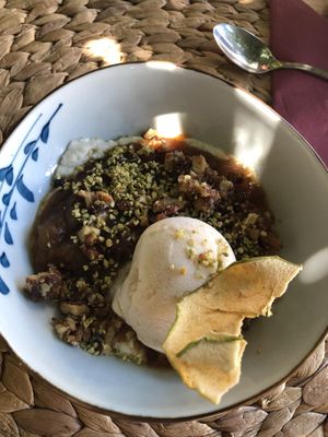 Manzana asada con crema de anacardos at Esfigueral in Ibiza